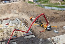 Наш автобетононасос на стоительстве